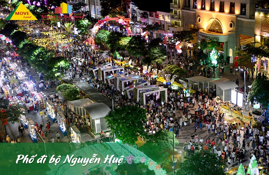 Người dân tới tham quan phố đi bộ Nguyễn Huệ